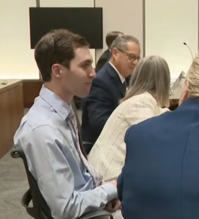 imadriienne's tweet image. #CharlieKirk #CharlieKirkAssassination #TheMurderOfCharlieKirk   

I can see it now🤦🏻‍♀️ 

Candace Owens live podcast tonight. You guys…….. that wasn’t ACTUALLY Tyler Robinson in court… 😒🤔