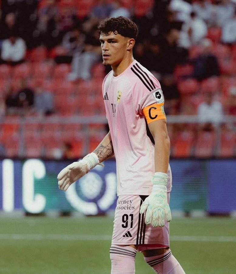 صراحة ليس لدينا اي حارس اختصاصي في ركلات ترجيح في كاس العرب التي تجري حاليا لو نذهب الى ركلات ترجيح .. منافس سيكون لديه حظوظه أكثر منا و كان يجب اخذ حارس يكون اختصاصي في ركلات ترجيح أين تحتاجه في مرحلة خروج مغلوب🥱و من بين حراس الذي كنت اتمنى استقطابه و ليلعب هذا دور هو هذا حارس