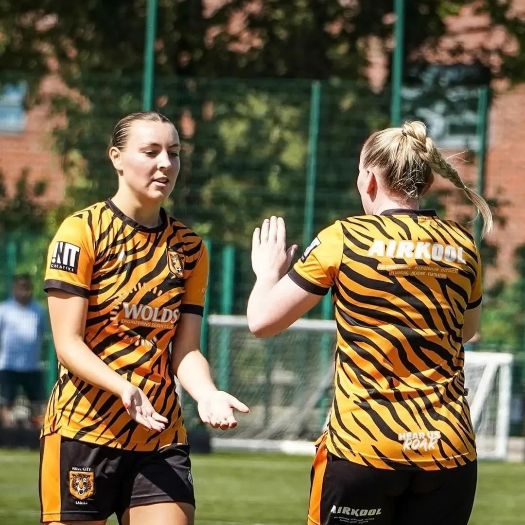 HullCityLFC's tweet photo. #HCLFCAdvent 1️⃣1️⃣

Always with the team and supporting from the sideline. 🐯

Hull City Ladies signed Jess in the summer but unfortunately, Jess Holder's season was cut short with an ACL &amp; Meniscus injury.

We can't wait to see Jess back in action!

Proudly sponsored by Tygris! https://t.co/DHm239D0fP