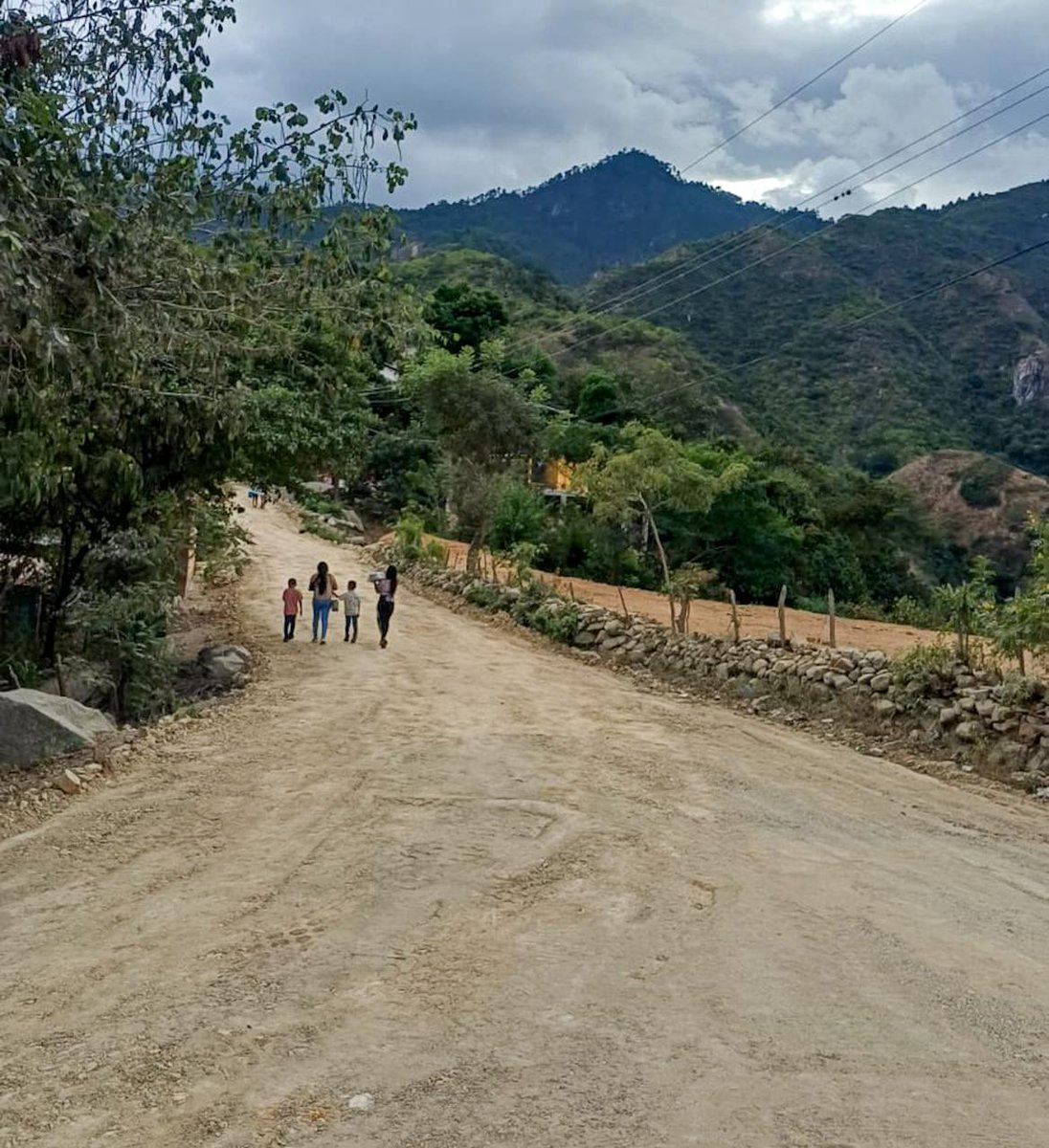 CAMINOS_CIV's tweet photo. #CaminosAlDia
ZV8 finalizó Mantenimiento del tramo CR ZAC-01 San Juan – Los Tablones, San Jorge, Zacapa.
Se realizó la reconformación del camino de terracería y reposición de balasto, beneficiando a 1,300 familias.
#CaminosQueConectan #PlanConecta2025 #ElPuebloDignoEsPrimero https://t.co/zIKGp1BiJ8