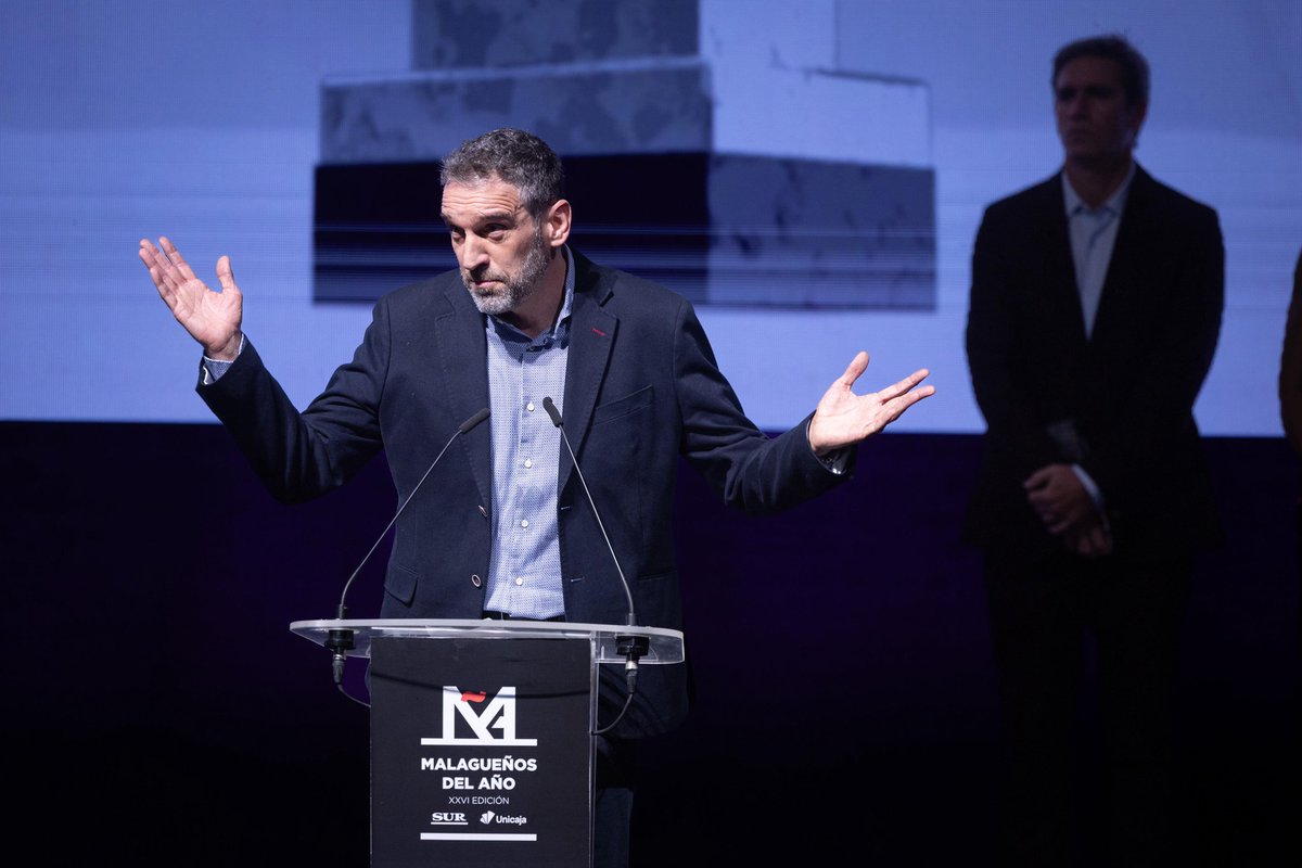 DiarioSUR's tweet photo. El #PremioSUR Malagueño del Año 2025 en #Deportes es para @ibonnavarro «por hacerse cargo del @unicajaCB cuando sufría el peor momento de su historia y elevarlo hasta la cima del baloncesto nacional y europeo»
Entrega el premio @jcv249

En directo 👇🏼
https://t.co/E6H4YAEzSH https://t.co/20z0gysAfN