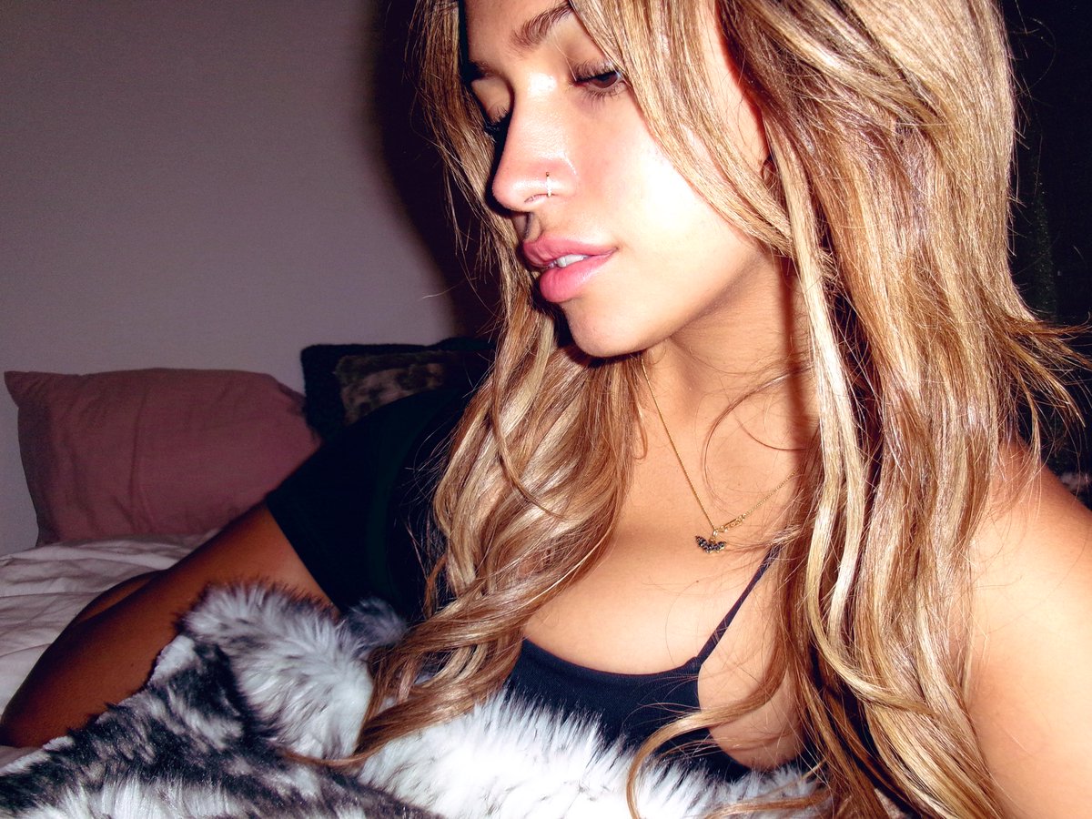 Foxy Amber tweet media