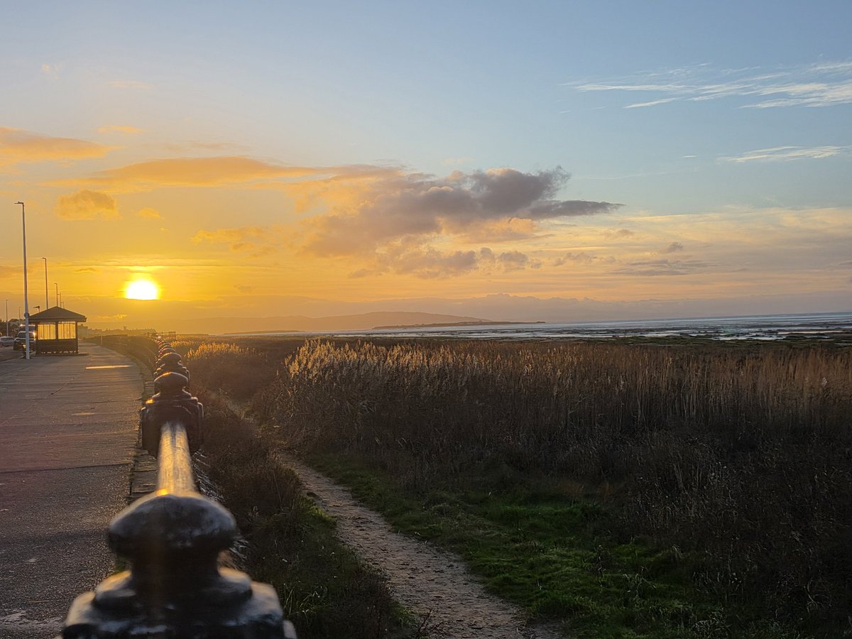 No sign of any Black Redstarts on the promenade today but a fine end to the day from #Hoylake A  backdrop of <a href="/hilbrebirdobs/">Hilbre Bird Obs</a> and N Wales to the west . #Wirral