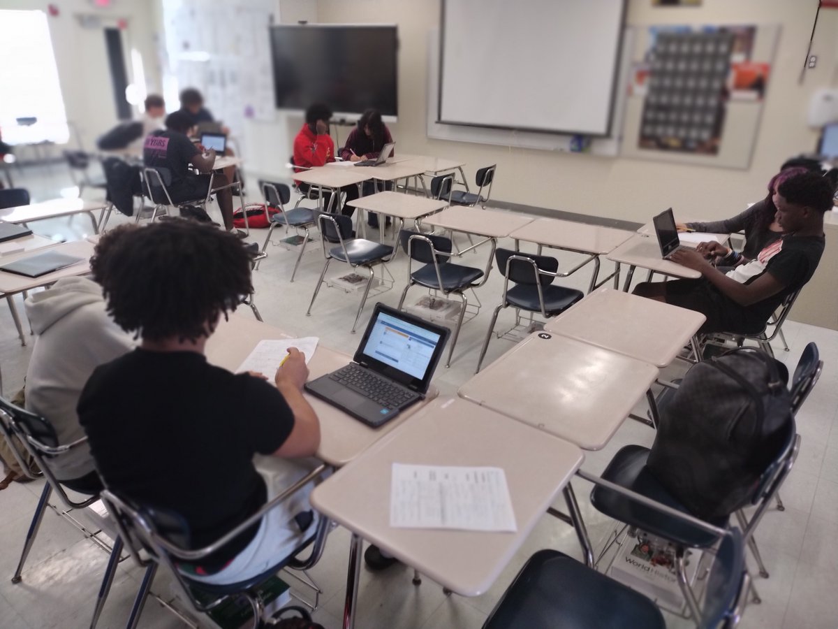 Coachrobnichols's tweet photo. Big thanks to the Park Vista National Honor Society students for tutoring our football players in preparation for their midterm exams. https://t.co/LchHMNgHic