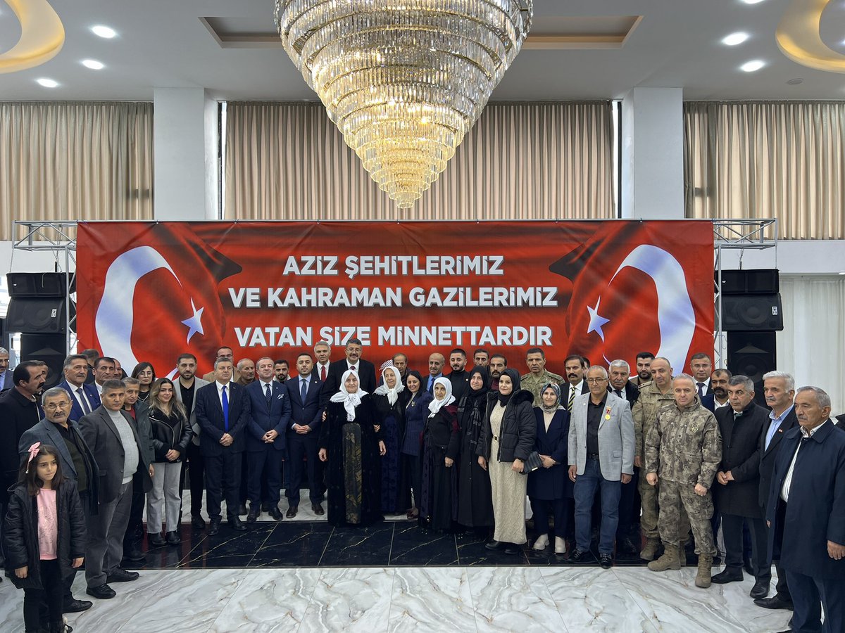 Akgencyova's tweet photo. 📍 Yüksekova

Valimiz Sn. @alicelik_64
İçişleri Bakan Müşavirimiz Sn. @Hatice_atan73
İl Başkanımız Sn. Av. @KayaZeydin 
Kaymakamımız Sn. Mustafa Akın. @TCyuksekova 
İlçe Başkanımız Sn. @BurhanYASAR30
İlçe Gençlik Kolları Başkanımız Sn. @srvtkrstakkurt 
Şehit ve gazi ailelerimiz ile kıymetli ilçe protokol üyelerimizin ve teşkilatımızın katılımlarıyla;
Yüksekova Şehit Aileleri ve Gaziler Dayanışma Derneği tarafından düzenlenen Milli Birlik ve Beraberlik Buluşması programına iştirak ettik.

Rabbim, okunan Kur’an-ı Kerim’i, Mevlid-i Şerifleri ve Hatm-i Şerifleri dergâh-ı izzetinde kabul eylesin.

Bu toprakları bize vatan kılan aziz şehitlerimizi rahmetle, kahraman gazilerimizi minnetle yâd ediyoruz.
Onların fedakârlığı; birlik ruhumuzun, devletimizin bekasının ve millet olma şuurumuzun en güçlü teminatıdır.

Allah, birlik ve beraberliğimizi daim, adımlarımızı istikamet üzere kılsın.
Dualarımız; vatanımız için nöbet tutan güvenlik güçlerimiz, bu ülkenin yarınlarını omuzlayan gençlerimiz ve bu topraklarda kardeşliğin daim olması içindir.

Bizler, şehitlerimizin emanetine sahip çıkmaya, milletimizin her ferdini kucaklayan bir gönül diliyle çalışmaya ve Türkiye Yüzyılı hedeflerimize kararlılıkla yürümeye devam edeceğiz.

📌 Bu anlamlı programın hazırlanmasında emek veren, gönül veren ve katkı sunan herkese ayrı ayrı teşekkür ediyoruz.
Birlikte olduğumuz sürece aşamayacağımız hiçbir engel, ulaşamayacağımız hiçbir hedef yoktur.

Aziz şehitlerimizin ruhları şâd, mekânları cennet olsun. 🤲🇹🇷