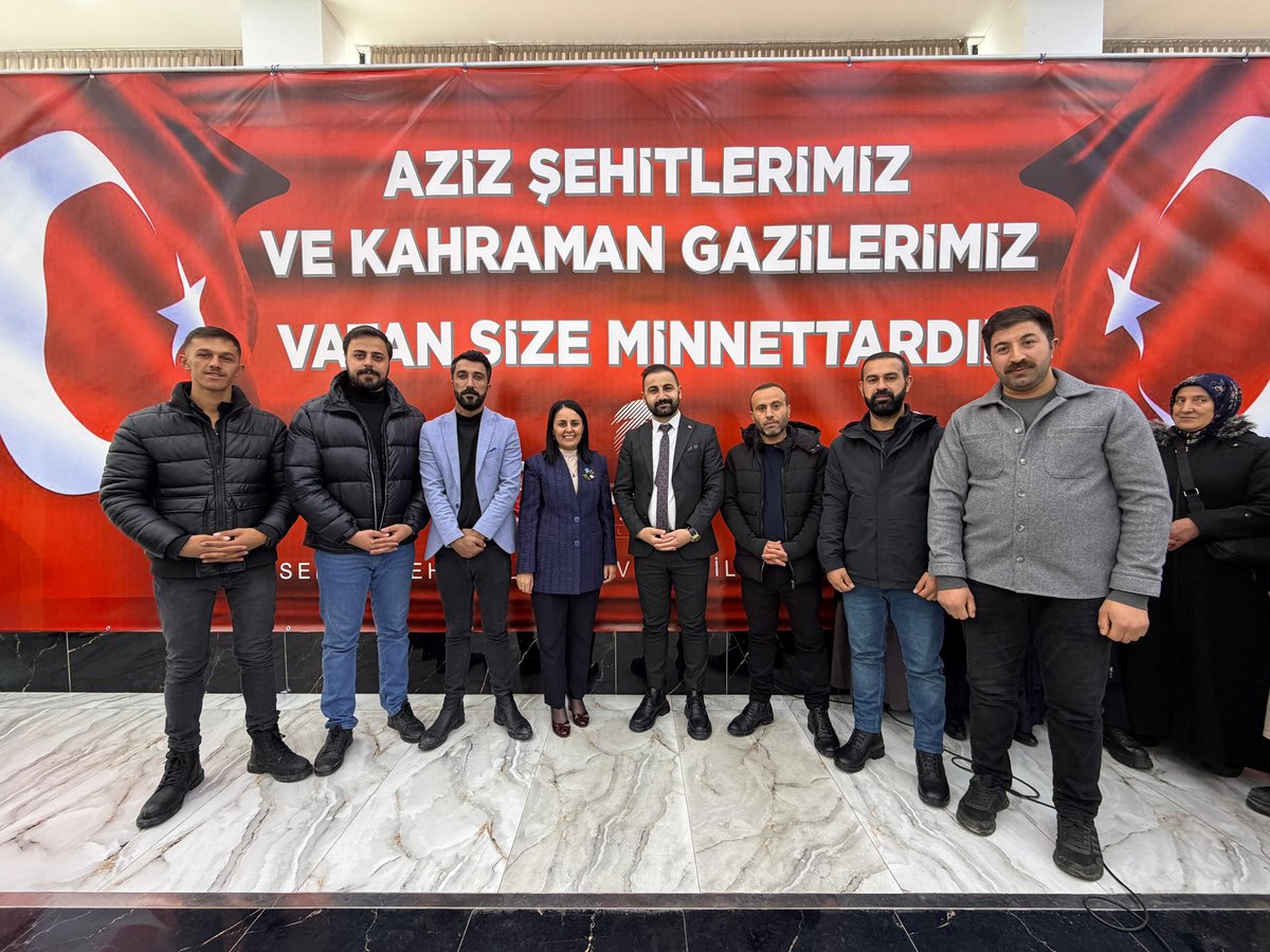 Akgencyova's tweet photo. 📍 Yüksekova

Valimiz Sn. @alicelik_64
İçişleri Bakan Müşavirimiz Sn. @Hatice_atan73
İl Başkanımız Sn. Av. @KayaZeydin 
Kaymakamımız Sn. Mustafa Akın. @TCyuksekova 
İlçe Başkanımız Sn. @BurhanYASAR30
İlçe Gençlik Kolları Başkanımız Sn. @srvtkrstakkurt 
Şehit ve gazi ailelerimiz ile kıymetli ilçe protokol üyelerimizin ve teşkilatımızın katılımlarıyla;
Yüksekova Şehit Aileleri ve Gaziler Dayanışma Derneği tarafından düzenlenen Milli Birlik ve Beraberlik Buluşması programına iştirak ettik.

Rabbim, okunan Kur’an-ı Kerim’i, Mevlid-i Şerifleri ve Hatm-i Şerifleri dergâh-ı izzetinde kabul eylesin.

Bu toprakları bize vatan kılan aziz şehitlerimizi rahmetle, kahraman gazilerimizi minnetle yâd ediyoruz.
Onların fedakârlığı; birlik ruhumuzun, devletimizin bekasının ve millet olma şuurumuzun en güçlü teminatıdır.

Allah, birlik ve beraberliğimizi daim, adımlarımızı istikamet üzere kılsın.
Dualarımız; vatanımız için nöbet tutan güvenlik güçlerimiz, bu ülkenin yarınlarını omuzlayan gençlerimiz ve bu topraklarda kardeşliğin daim olması içindir.

Bizler, şehitlerimizin emanetine sahip çıkmaya, milletimizin her ferdini kucaklayan bir gönül diliyle çalışmaya ve Türkiye Yüzyılı hedeflerimize kararlılıkla yürümeye devam edeceğiz.

📌 Bu anlamlı programın hazırlanmasında emek veren, gönül veren ve katkı sunan herkese ayrı ayrı teşekkür ediyoruz.
Birlikte olduğumuz sürece aşamayacağımız hiçbir engel, ulaşamayacağımız hiçbir hedef yoktur.

Aziz şehitlerimizin ruhları şâd, mekânları cennet olsun. 🤲🇹🇷