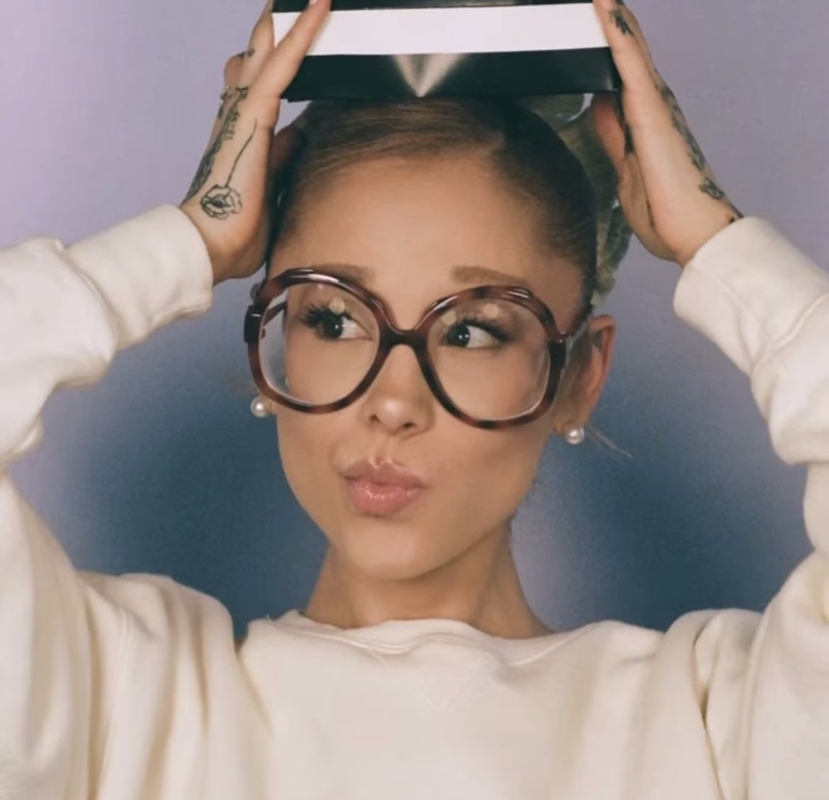eternallyari44's tweet photo. ariana grande in glasses save me https://t.co/dNnp0ksf6G