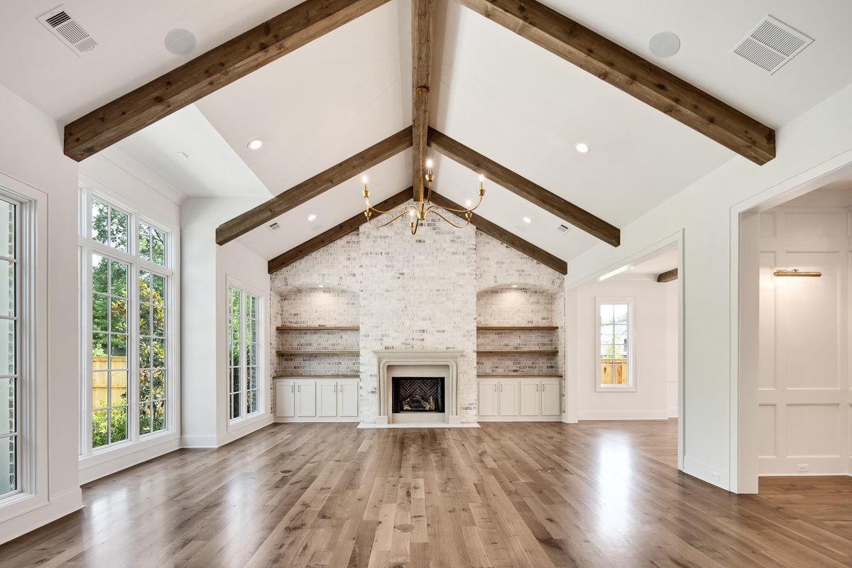 Is your home starting to feel less like a vacation &amp; more like Christmas Vacation? Schedule your tour of 650 Bushchat Lane, Collierville today! 🥰

5 Beds | 5.5 Baths | 3 Car Garage | Scullery | Playroom | Pool Overlooking Menagerie Farms | $2,274,999
yourmagnoliahome.com/property/650-b…