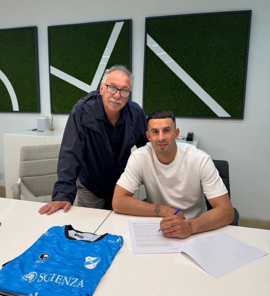 🩵✍🏻 Otro año juntos: Ezequiel Mastrolia renovó su contrato con el Club Atlético Temperley hasta diciembre de 2026. El arquero consiguió el récord de 22 vallas invictas durante la última temporada y se convirtió en una pieza clave del equipo. ¡Vamos por más, Eze! 🙌🏻🧤