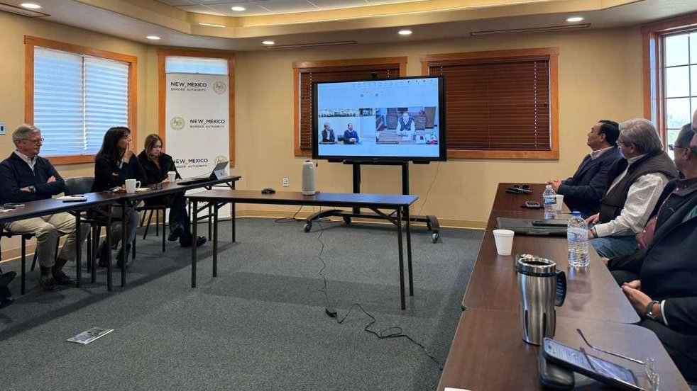 Con el objetivo de 💪la🤝binacional e impulsar #ComercioTransfronterizo, el CG encabezó una reunión de trabajo con autoridades fronterizas y representantes de organismos de #ComercioExterior, para conocer y analizar las necesidades de infraestructura en San Jerónimo–Santa Teresa.