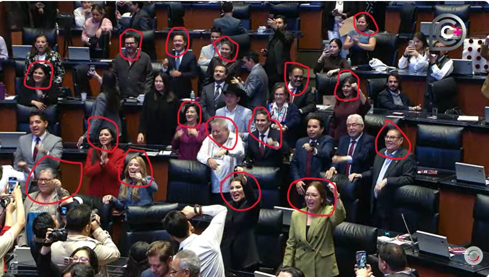 MONCAYOJUAN's tweet photo. 😱🧑‍🎄AMARGA NAVIDAD PARA EL PRIAN🎄😖La última sesión del senado anoche nos da una idea clara de como están las cosas estos días...vean las jetas amargadas del PRIAN😠 comparadas con la alegría de los senadores 4T😀... https://t.co/S2yzuY62Qm