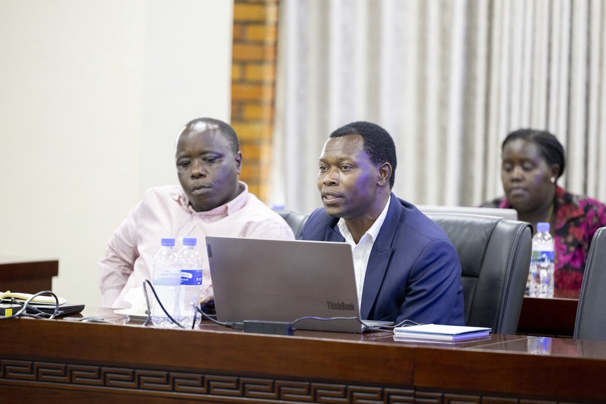 Today, the Rwanda FDA’s Food Department conducted a regulatory awareness workshop for food manufacturers, particularly alcoholic beverage producers. The session focused on sharing with them recent updates in food regulations and collecting their feedback to enhance regulatory