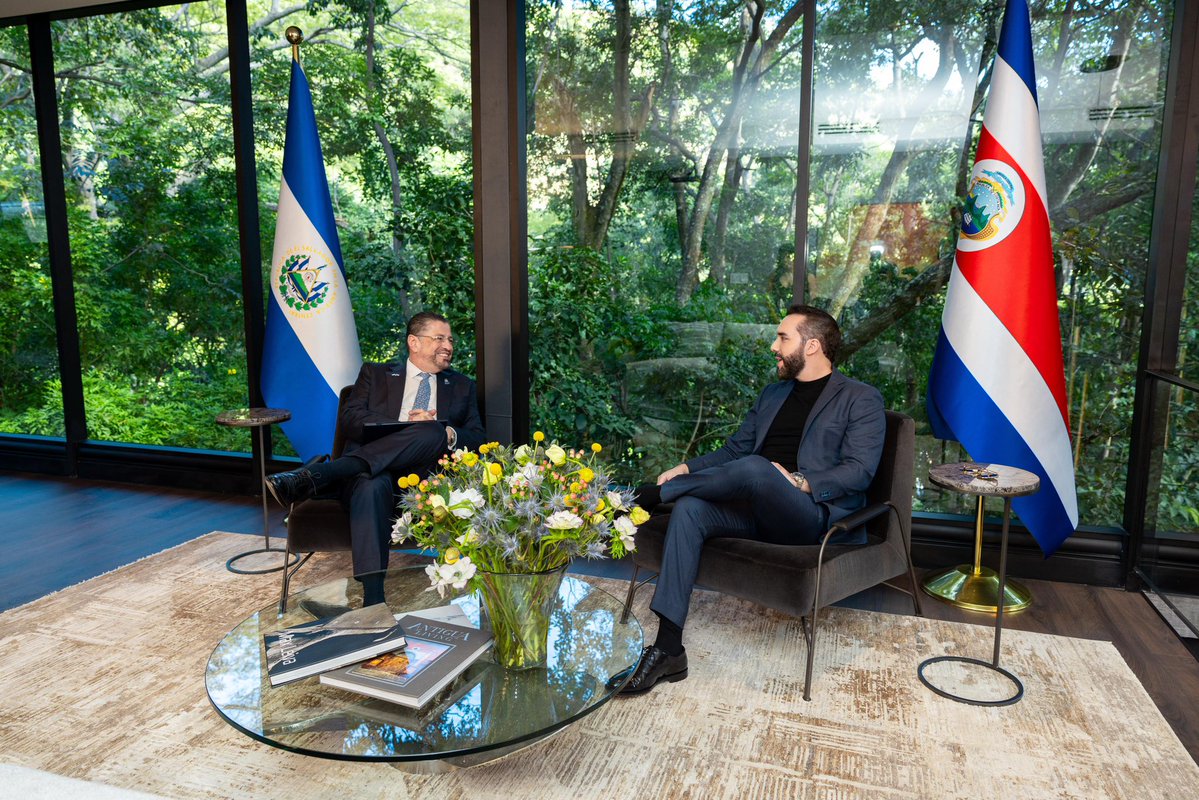 Como parte de la Visita Oficial a El Salvador, el Presidente <a href="/nayibbukele/">Nayib Bukele</a> y el Presidente de Costa Rica <a href="/RodrigoChavesR/">Rodrigo Chaves</a> sostienen una reunión privada. 🇸🇻🤝🏻🇨🇷