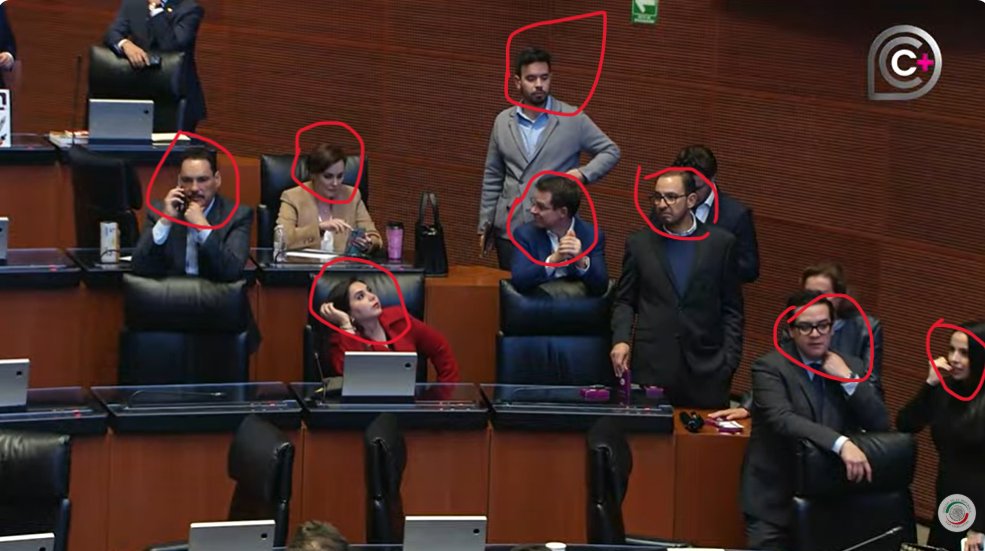 MONCAYOJUAN's tweet photo. 😱🧑‍🎄AMARGA NAVIDAD PARA EL PRIAN🎄😖La última sesión del senado anoche nos da una idea clara de como están las cosas estos días...vean las jetas amargadas del PRIAN😠 comparadas con la alegría de los senadores 4T😀... https://t.co/S2yzuY62Qm