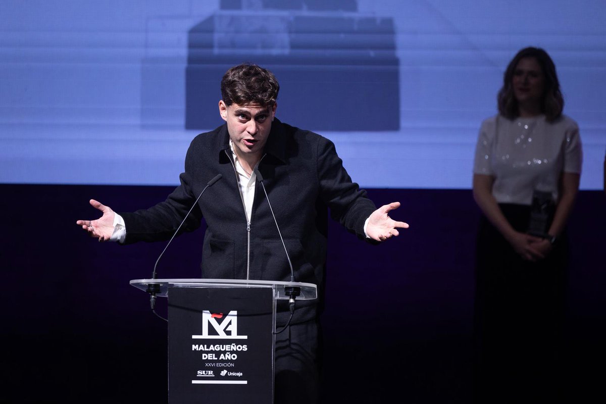 DiarioSUR's tweet photo. El #PremioSUR Malagueño del Año 2025 🏆 en #Cultura es para @delaossapicasso «por abrirse hueco en el rap  y ser uno de los artistas más influyentes de la escena urbana y una de las voces más interesantes de su generación»
Entrega @ReginaSotorrio

En directo 👇🏼
https://t.co/77y2jQIJlt