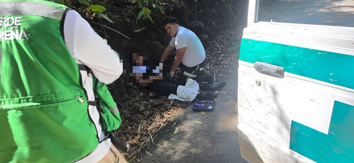 Latitud_13's tweet photo. @CvsOficial Verde Sensuntepeque atiende a los lesionados en la escena. 🚑⚠️ https://t.co/0JbHbLcfQo