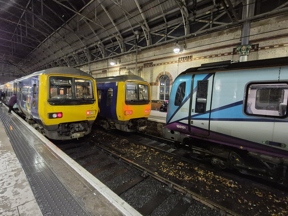 Westfield113594's tweet image. Three resting units at Manchester Piccadilly on 14th November 2025 my pic 
323 229, 323 207 and 185 151
#class323 #class185 #manchesterpiccadilly #trains