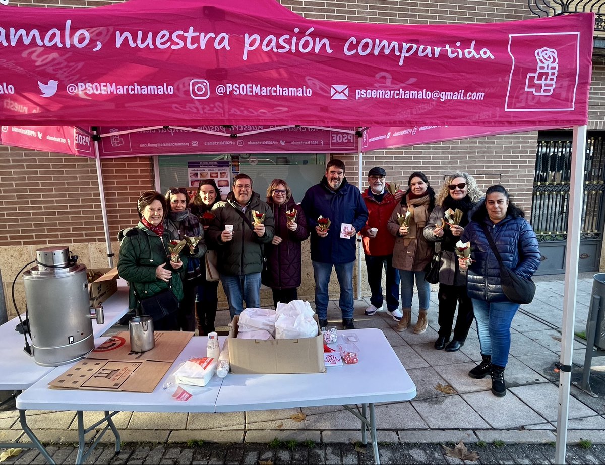 🎄 Esta mañana hemos estado en el Mercadillo de los jueves para desear a todos los marchamaleros y marchamaleras una Feliz Navidad y un Próspero 2026, entregando un pequeño obsequio y un chocolate caliente con churros a quienes han querido acompañarnos.

Nuestros mejores deseos🌹