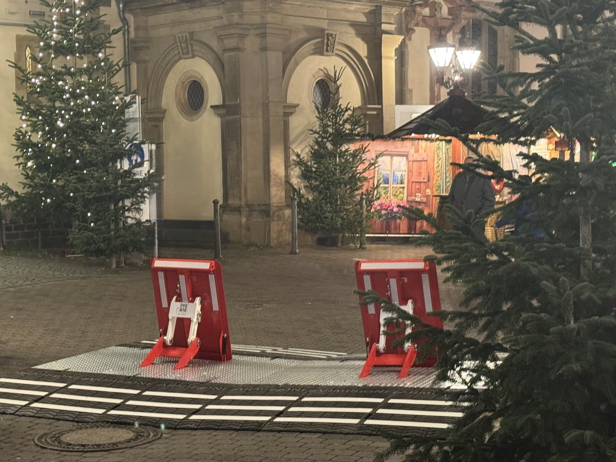 DieterTillmann's tweet photo. Wir waren auf dem #Weihnachtsmarkt.
Auch hier, die allseits geliebten #Merkelpoller, die uns an bunte Vielfalt erinnern soll.
Aber es gab dort eine Krippe.

Weihnachtsmusik?
Fehlanzeige.
Stattdessen Disco mit Flash Mop Dance.

Irgendwie nicht meins.
Schönen Abend noch👋 https://t.co/OfZ6PGkHlH