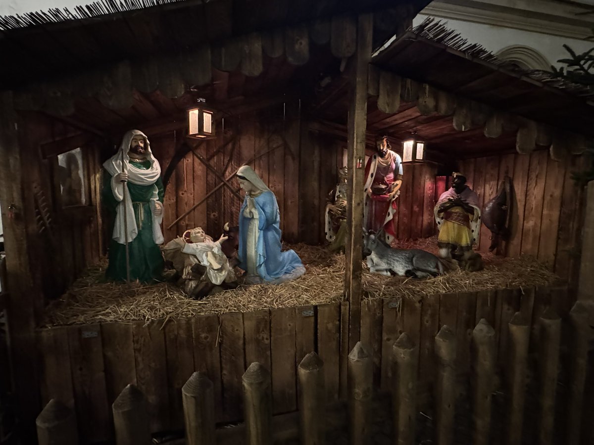 DieterTillmann's tweet photo. Wir waren auf dem #Weihnachtsmarkt.
Auch hier, die allseits geliebten #Merkelpoller, die uns an bunte Vielfalt erinnern soll.
Aber es gab dort eine Krippe.

Weihnachtsmusik?
Fehlanzeige.
Stattdessen Disco mit Flash Mop Dance.

Irgendwie nicht meins.
Schönen Abend noch👋 https://t.co/OfZ6PGkHlH