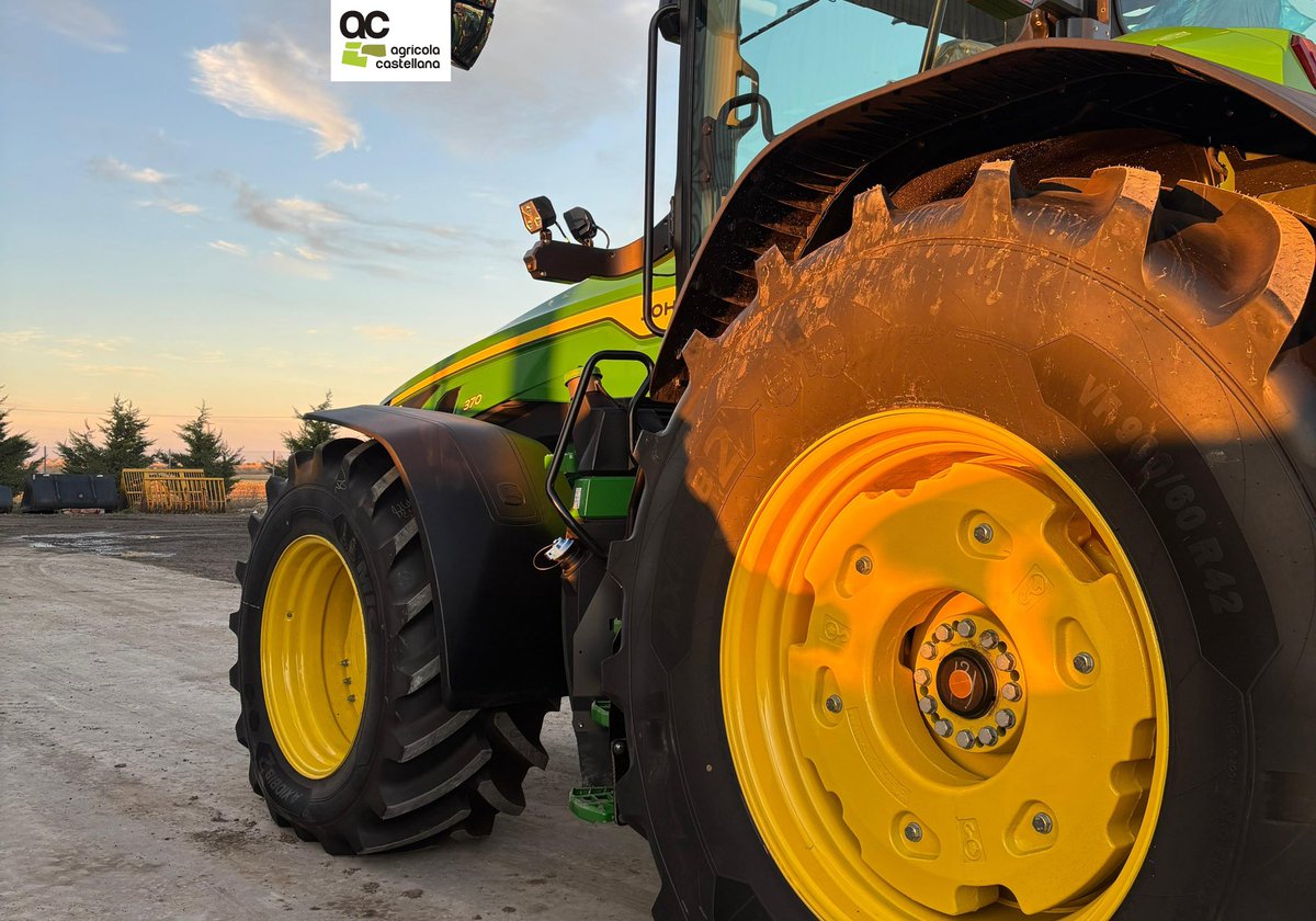 🚜💥 Nueva entrega en Campaspero 💥🚜

🤝🏼 Hoy hemos tenido el placer de entregar un impresionante John Deere 8R 370 full equip a Rubén, de Explotaciones Agrícolas Vegallano.

💚 Rubén no es solo un cliente: es un amigo y un referente en la zona.