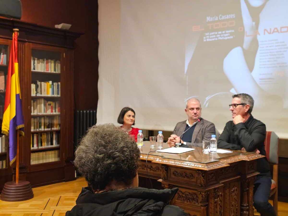 Cultura_Coruna's tweet photo. 📽️ Este xoves tivo lugar a proxección do documental 'Imprescindibles: El todo o la nada. María Casares' na Casa Museo Casares Quiroga.

🗣️ Seguido da proxección, o guionista e director Manel Arranz ofreceu un interesante faladoiro, no que participou o concelleiro Gonzalo Castro. https://t.co/nMFSX98ndS
