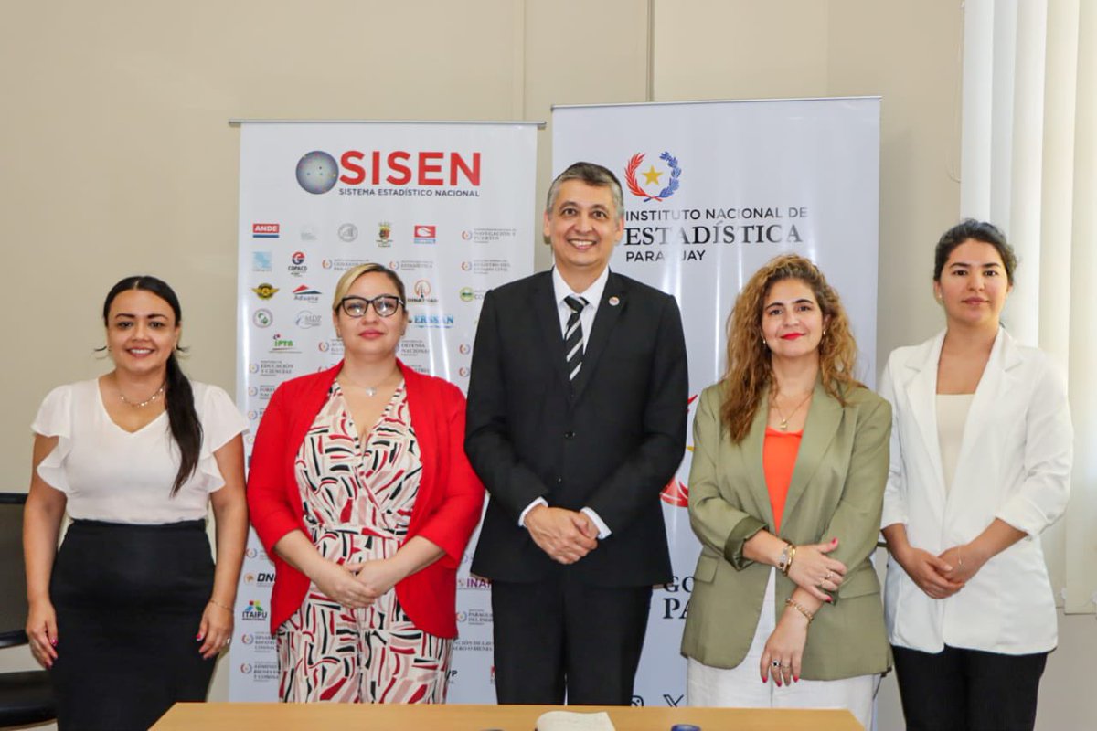 INE_Paraguay's tweet photo. El director nacional del INE, Iván Ojeda, se reunió con integrantes de la Red de Mujeres Politologas de la UNA, para establecer un acuerdo de trabajo interinstitucional para la difusión de datos en estudios sobre opinión pública y participación ciudadana. https://t.co/KBboX8Z86t
