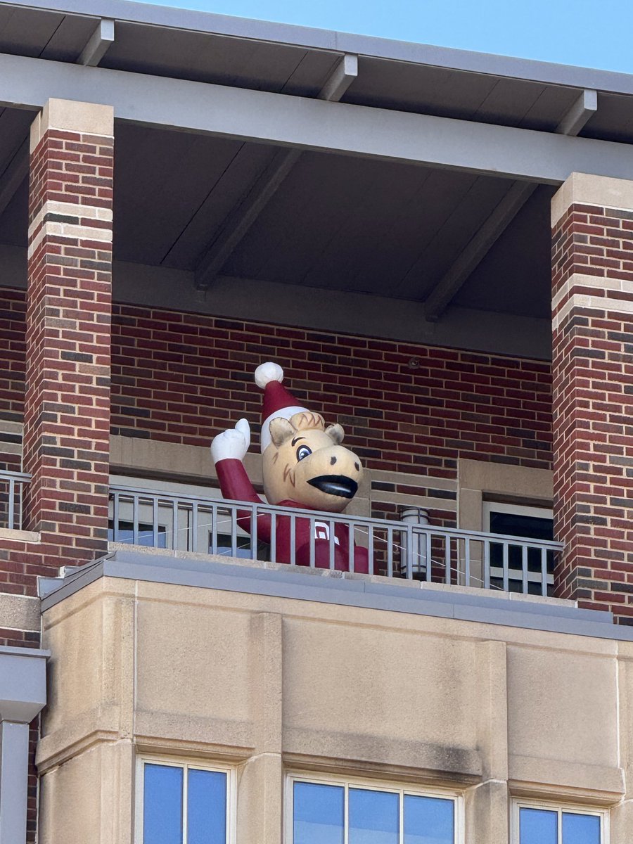 HeadingtonHall's tweet photo. Boomer on the Building has been spotted at #HomeSweetHeadington—gearing up for CFP and holiday season. 

Happy Headington Hall-idays‼️ 🎄🏈🐴⛄️

#OUFamily #LoveWhereYouLive #ChampU #BoomerSooner https://t.co/CTpaLMNs2M