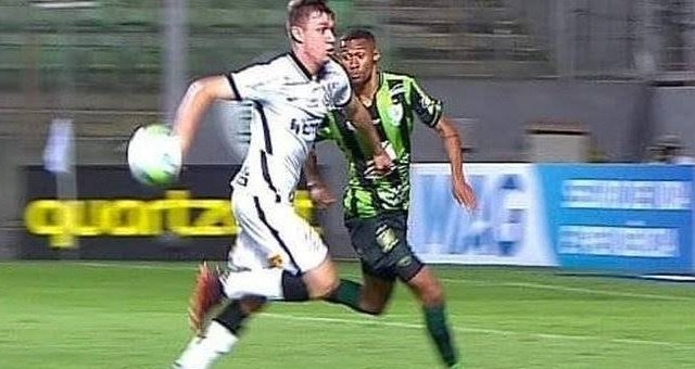 NJanfren's tweet photo. Nos últimos anos na CDB:

Fecharam os olhos para um pênalti marcado com o Piton de COSTAS.

Fecharam os olhos para a mão do Léo Pereira na final.

Fecharam os olhos para o gol de Mão do Lucas.

Agora querem falar da resvalada na mão do Memphis depois da cabeçada? Dane-se vocês! https://t.co/5VQ8oPBSAO