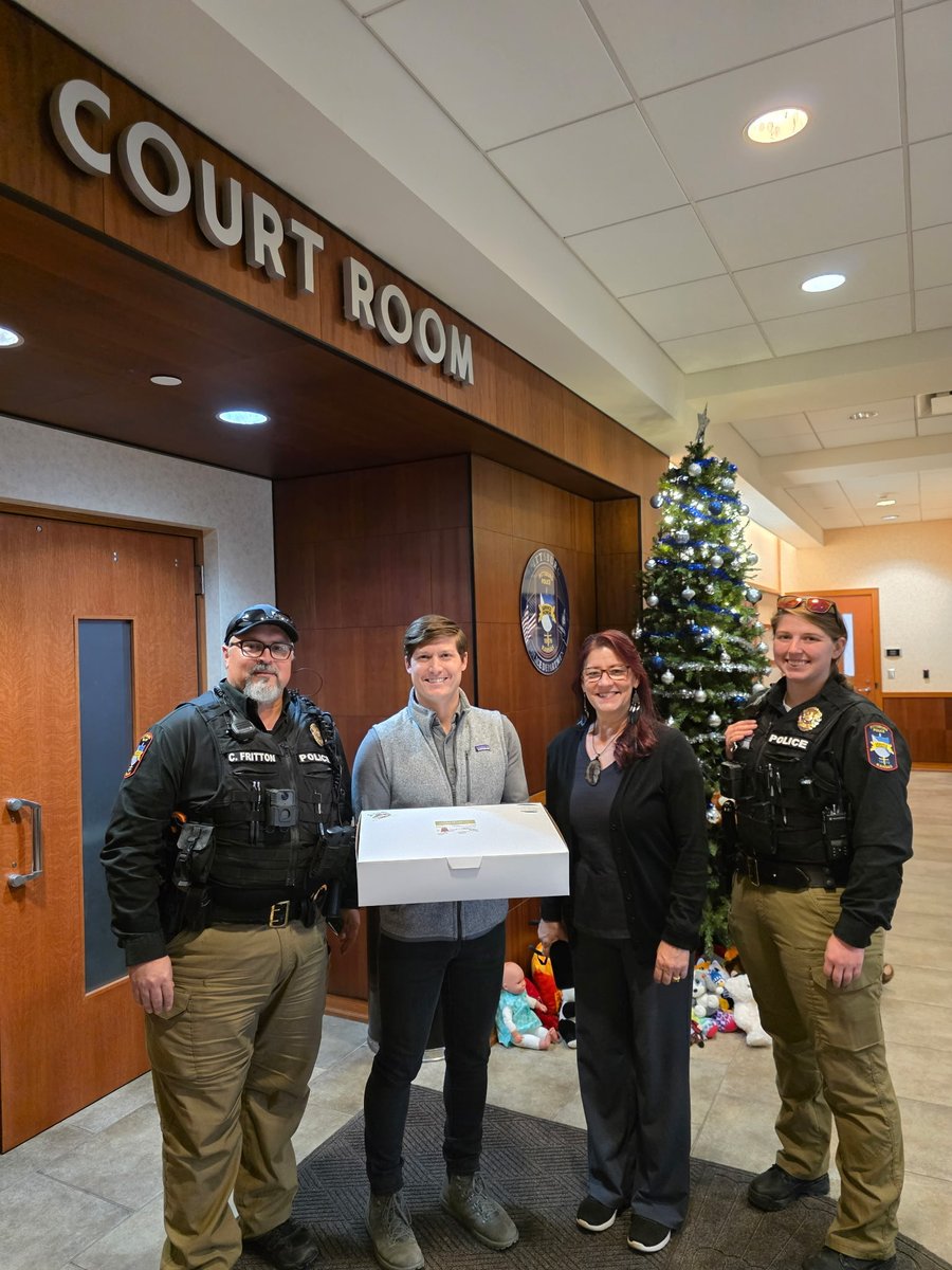 A big thank you to Millers Professional Imaging for dropping off delicious cookies for our officers today! 

And another huge thank you to Commerce Bank for the generous popcorn! We truly appreciate you thinking of us.