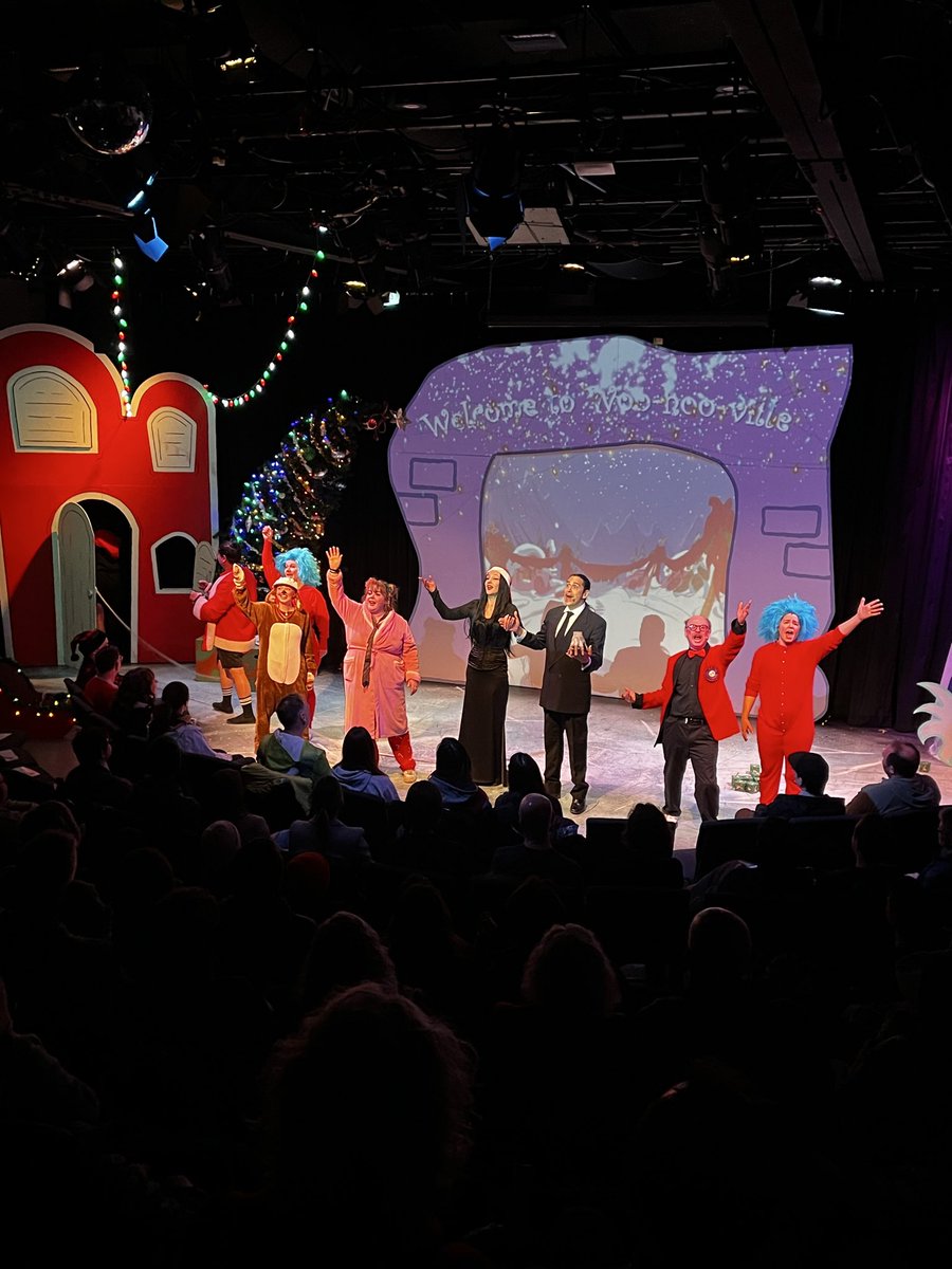 Mark_Meer's tweet image. 🎄More pics from “The Blank Who Stole Christmas” at @RapidFireYEG, with The Addams Family as the guest antagonists. There’s a new mystery villain every show until Dec 23 - catch the holiday hilarity while you can, Edmonton!❄️

#AddamsFamily #improv #YEGimprov #YEGArts #YEGTheatre