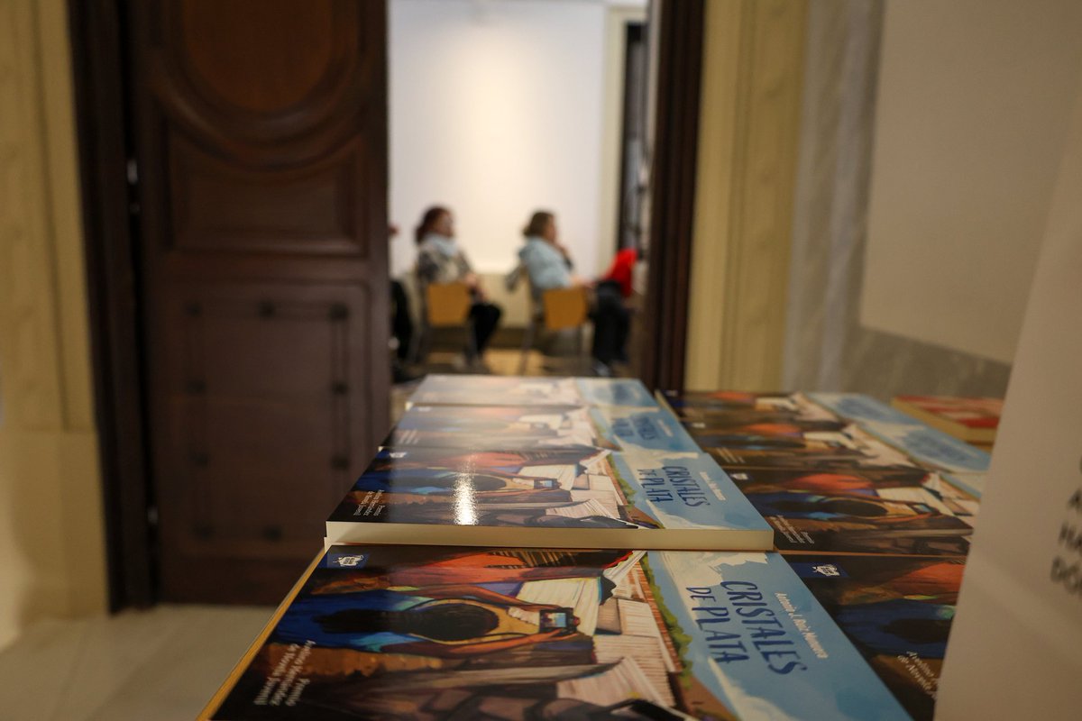 📚Esta tarde de jueves, el Huerto Ruano ha acogido la presentación de Cristales de Plata, obra ganadora del VIII Premio de Novela Avelino Hernández y escrita por Antonio J. Ruiz Munuera.

📖 Un nuevo evento literario y cultural en nuestra ciudad.

#CulturaEnLorca