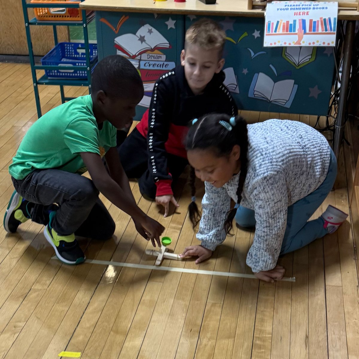 LUFSD_Libraries's tweet image. Daniel Kindergartners coded robots to catch turkeys and 3rd graders launched marshmallow catapults. Hands-on STEM learning is alive during Library Flex! @LindenhurstUFSD #LUFSD