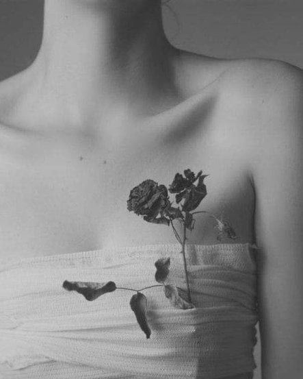 “Adoro la ambivalencia poética de una cicatriz, que tiene dos mensajes: aquí dolió, aquí sanó”.
Louise Madeira
📷Michalina Wozniak