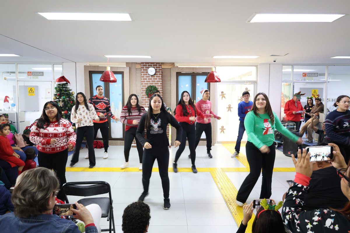 GobBCS's tweet image. 🎄👧🧒#Entérate l Se realizó una posada navideña para las niñas y niños que asisten al Centro de Rehabilitación y Educación Especial #CREE.  
Números artísticos, juegos, regalos y mucha diversión fueron el ingrediente perfecto para una mañana inolvidable.