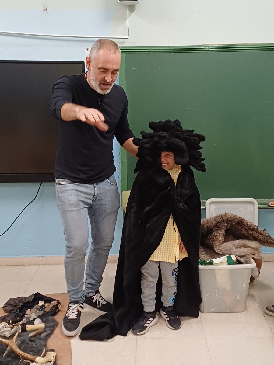 PSantomera's tweet image. ¿¿¿Un cuento interactivo donde los niños viajan a una cueva cavernícola???…
Retomamos este curso con los talleres de #Prehistoria y #Arqueología en los coles del municipio. Como nos gusta, con los peques de 5 años…ellos aprenden, lo viven y disfrutan. 
#Santomeramilenaria