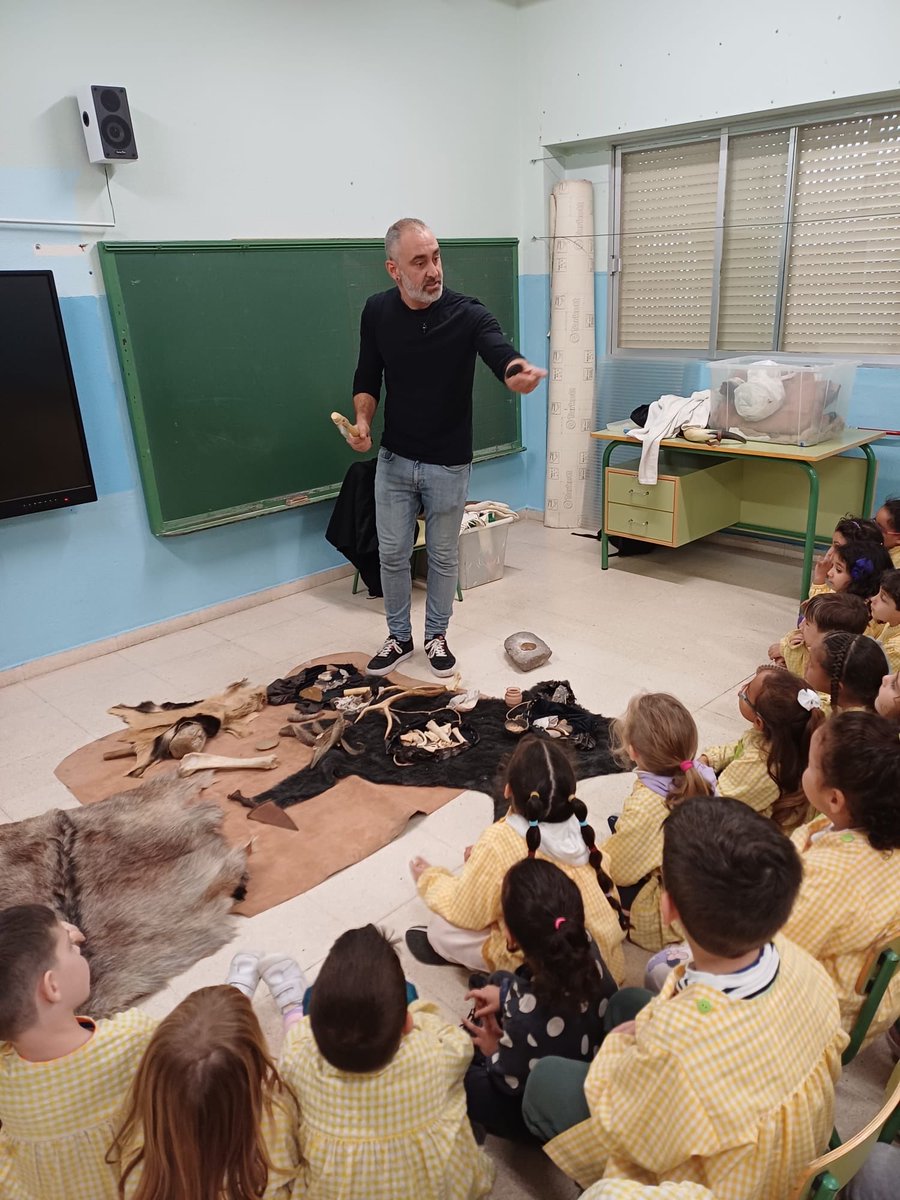 PSantomera's tweet image. ¿¿¿Un cuento interactivo donde los niños viajan a una cueva cavernícola???…
Retomamos este curso con los talleres de #Prehistoria y #Arqueología en los coles del municipio. Como nos gusta, con los peques de 5 años…ellos aprenden, lo viven y disfrutan. 
#Santomeramilenaria