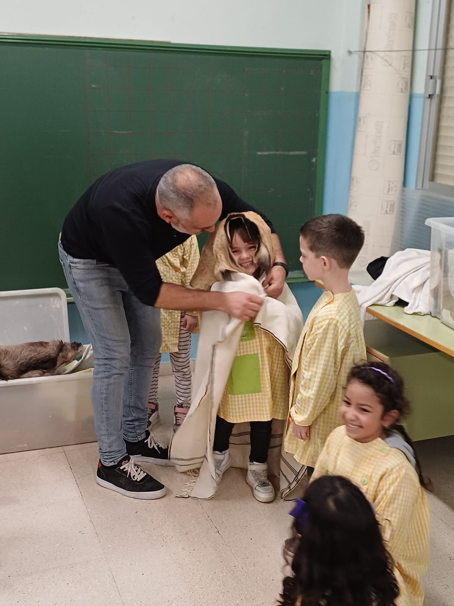 PSantomera's tweet image. ¿¿¿Un cuento interactivo donde los niños viajan a una cueva cavernícola???…
Retomamos este curso con los talleres de #Prehistoria y #Arqueología en los coles del municipio. Como nos gusta, con los peques de 5 años…ellos aprenden, lo viven y disfrutan. 
#Santomeramilenaria