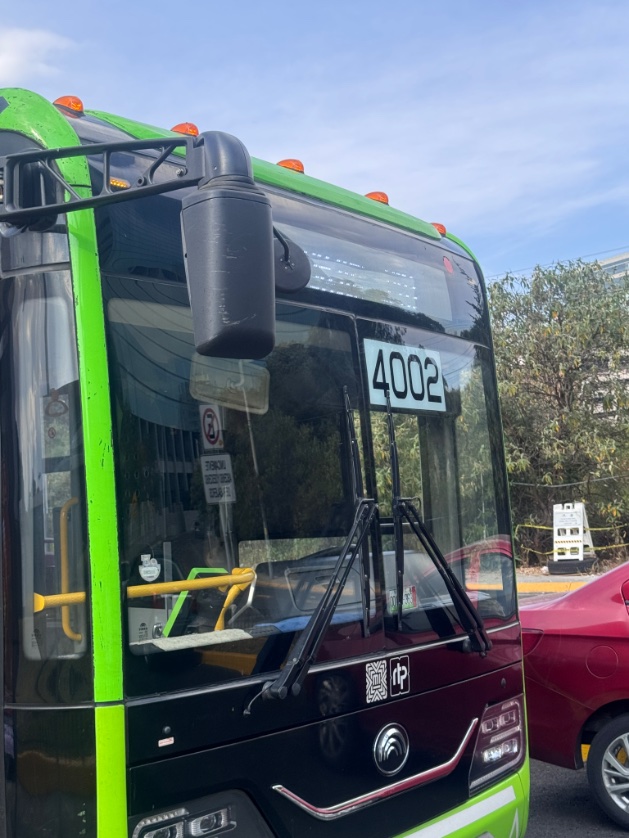 Gabilomart's tweet photo. @RTP_CiudadDeMex Quiero reportar esta unidad en Santa Fé.
Llega tarde y todavía el conductor se baja a fumar.
Urge que regularicen el servicio, no es posible tanto tiempo de espera. https://t.co/kFrQuCucqm
