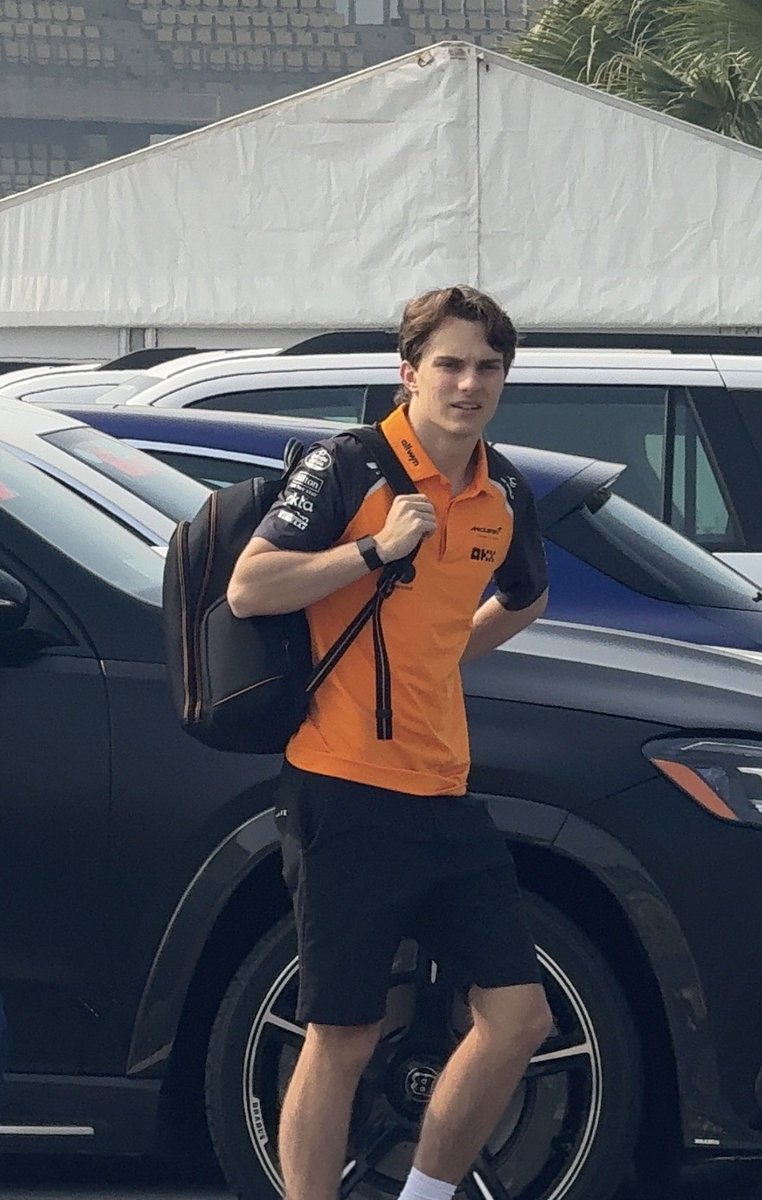 el concepto de que oscar hace todo con cara de culo es real eso de que tu piloto te elige etc etc