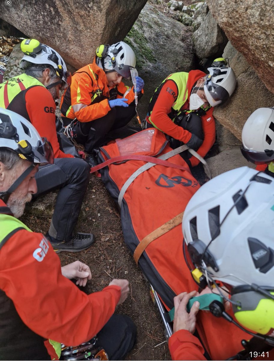 112cmadrid's tweet photo. El #GERA de los #BomberosCM, junto a la enfermera del #SUMMA112 integrada en la dotación, ha rescatado a un senderista de 78 años precipitado en

📍El Cancho de los Muertos #LaPedriza

Presentaba lesiones moderadas. Ha sido rescatado en helicóptero y trasladado al hospital. https://t.co/8AK2dGwdfe