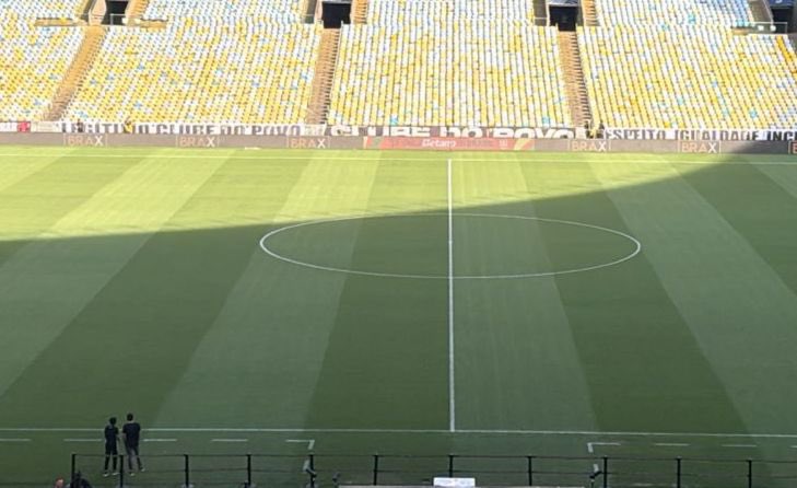 futebol_info's tweet photo. Uma faixa com a frase “Tive que lutar contra o seu racismo”, que seria colocada pelo Vasco no Maracanã para o jogo de logo mais, foi retirada do setor Leste a pedido do Fluminense, sob alegação de provocação. 

A frase faz parte de uma música da torcida do Vasco, em homenagem aos Camisas Negras.

A administração do Maracanã acatou o pedido do Flu e tirou a faixa.

🗞 | 📸 @diogodantas