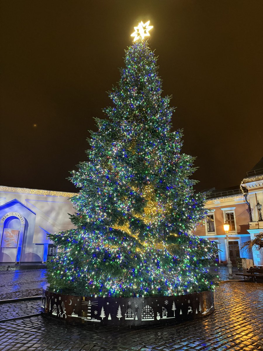 Šī, laikam, nebija topā, kā jau laukos, daudz lampiņas, neredz zaļumu, 5/10 😁