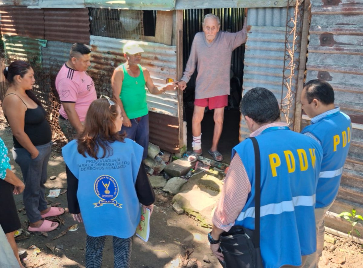 PDDHElSalvador's tweet photo. En atención al Mandato Constitucional de #ProcuradoraDDHH @RaqueldeGuevara, personal #DOPAC hizo una verificación con familias de la Comunidad 15 de Marzo en Soyapango que se encuentran en condiciones de vulnerabilidad. Construyendo #CulturadePaz https://t.co/0OYydNwIaI