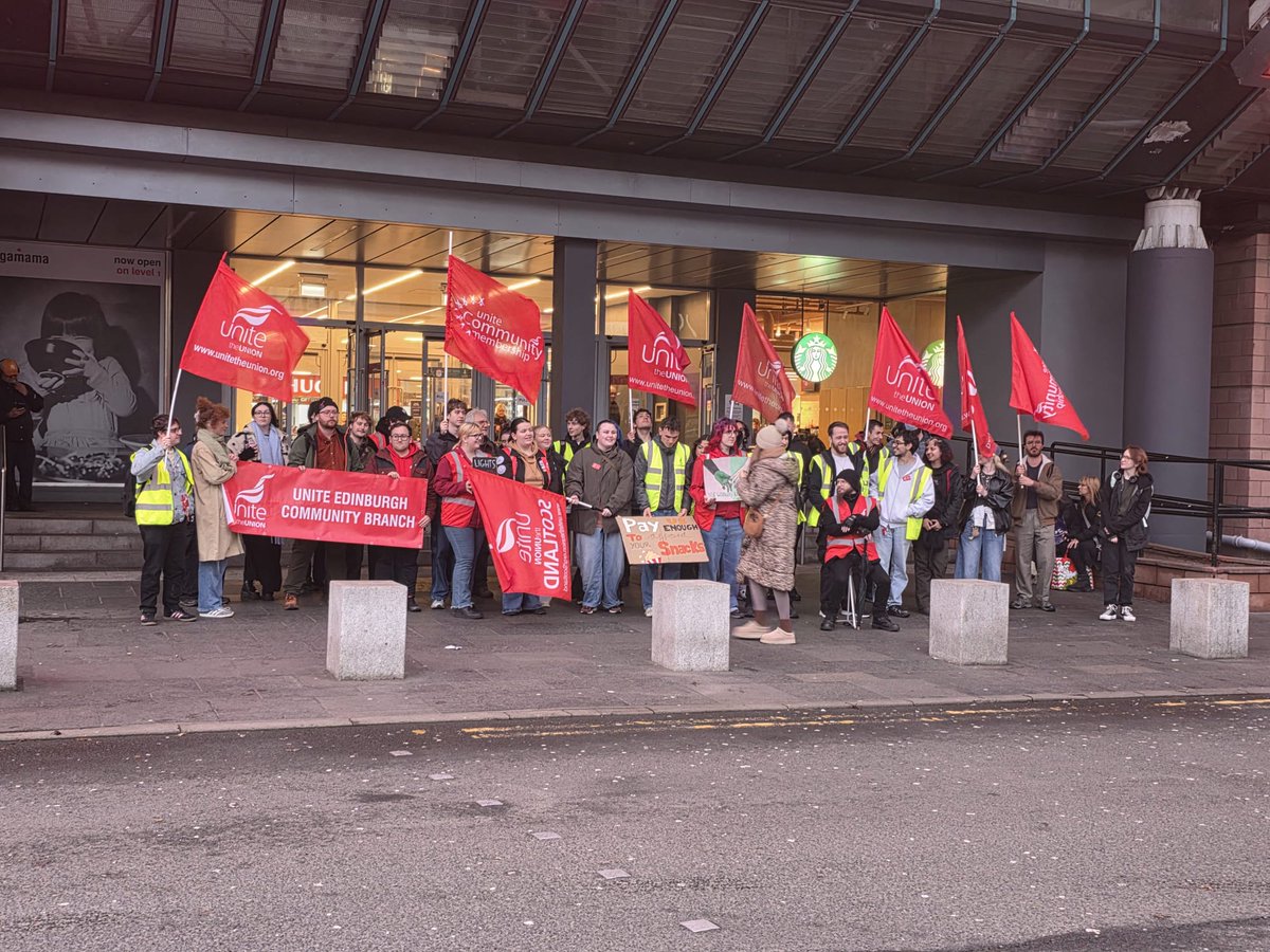 LukeThomsonLAB's tweet image. Standing in support of @FairHospitality  in their dispute with @vuecinemas , this is the first strike at a cinema in Scotland and it was privilege to be on the picket line supporting my unite friends and colleagues. Standing in Solidarity ✊

#strike #Scotland #picketline