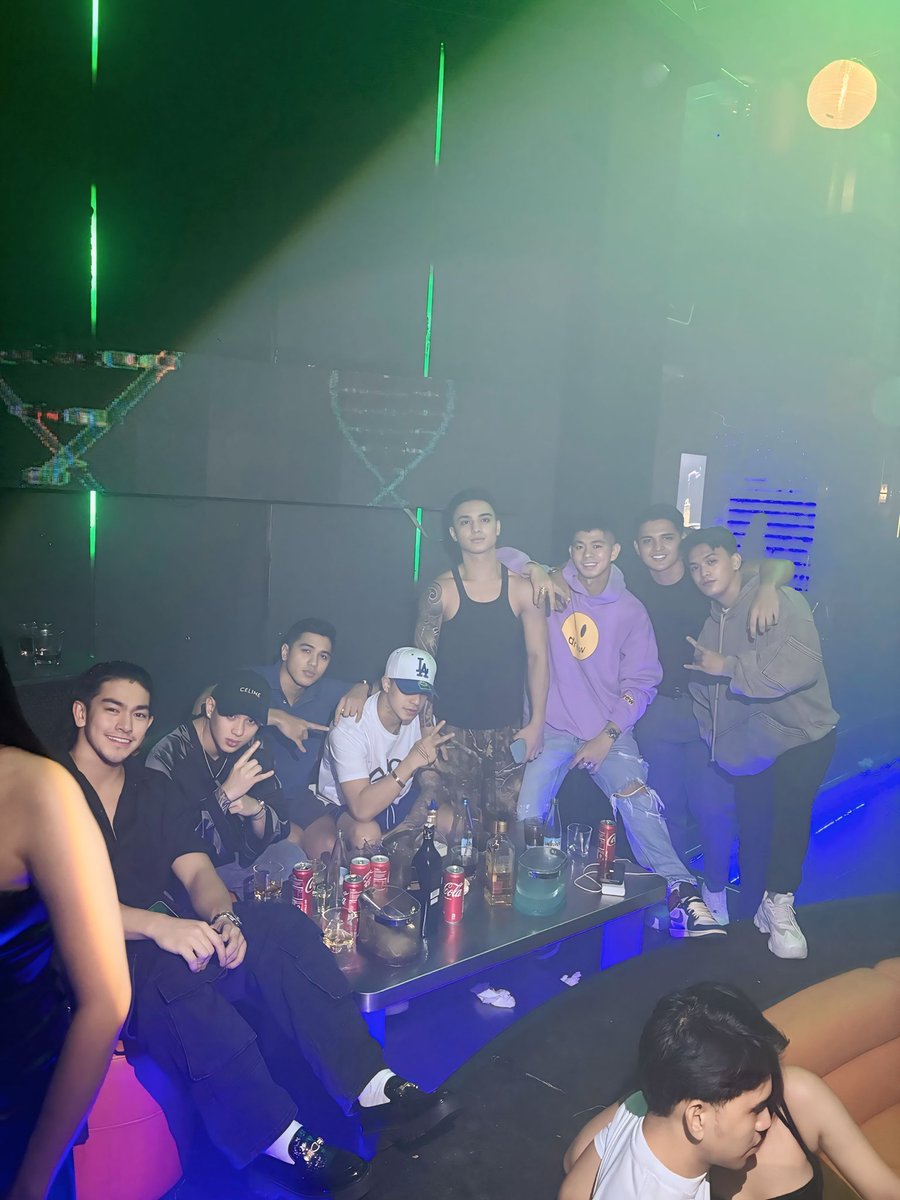 Calvingab18's tweet photo. CLUB HYPE https://t.co/Hm48fwvxgO