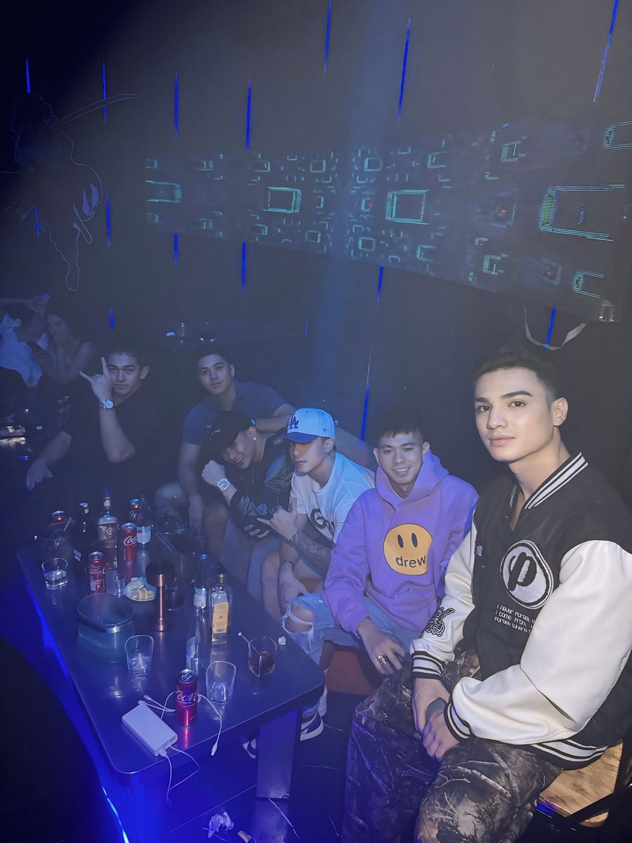 Calvingab18's tweet photo. CLUB HYPE https://t.co/Hm48fwvxgO