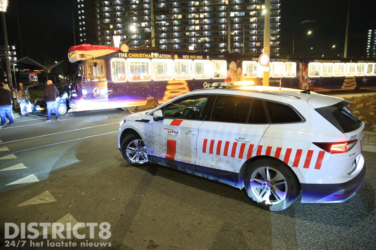 Aanrijding tussen tram en auto op Delflandplein in Delft