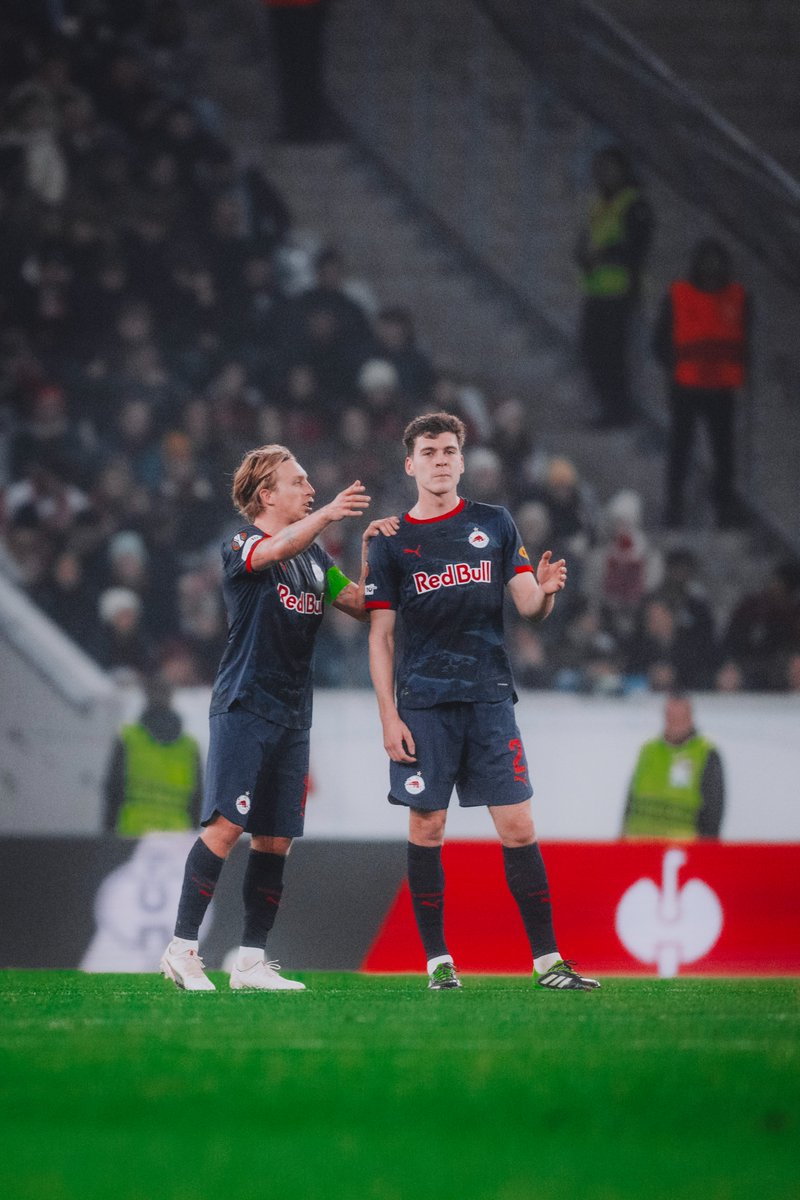 RedBullSalzburg's tweet photo. Wir machen weiter!
________
🕖 46' | #SCFSAL 0-0 🔴⚪️ #UEL https://t.co/VpHTdOcjCE