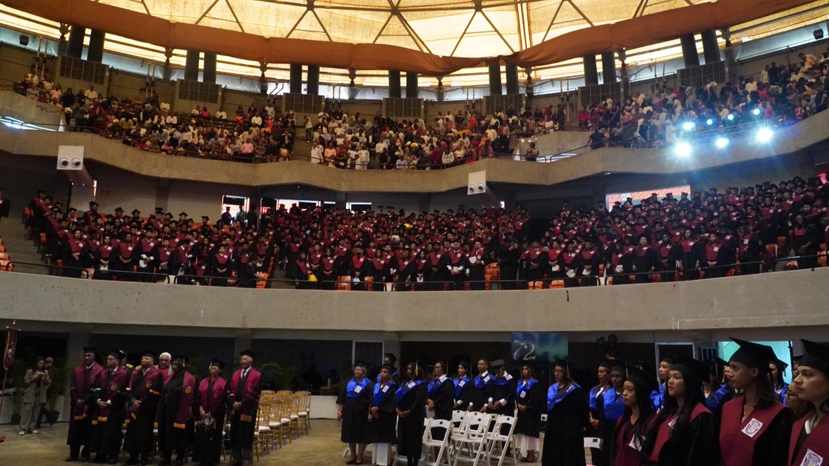 UniversidadUNEV's tweet photo. #UNEV gradúa 962 nuevos profesionales en su 72ª ceremonia. El rector, Dr. Rafael Reyes, los exhorta a vivir “sin prisa, sin atajo y con proceso”, cultivando paciencia, disciplina e integridad en su vida personal y profesional. #GraduaciónUNEV72
LEER+https://t.co/KrEfRVFHIe https://t.co/lwIhMRQvpW